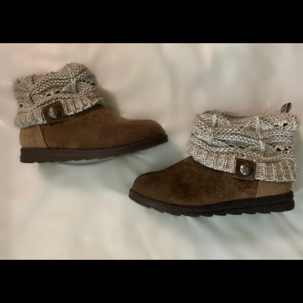 ANKLE BOOTS WITH KNITTED LAYER